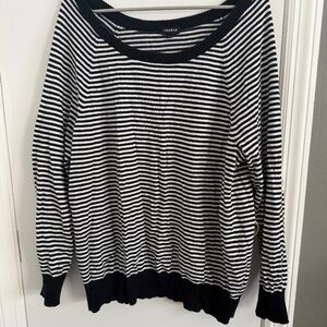Torrid black&white striped scoop neck sweater w'skulls size 2 (163)